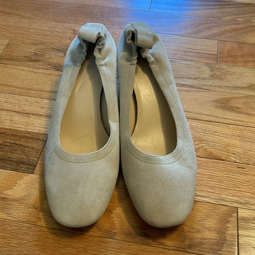 Brand new Everlane The Day block heels. Natural suede color, size 8.5